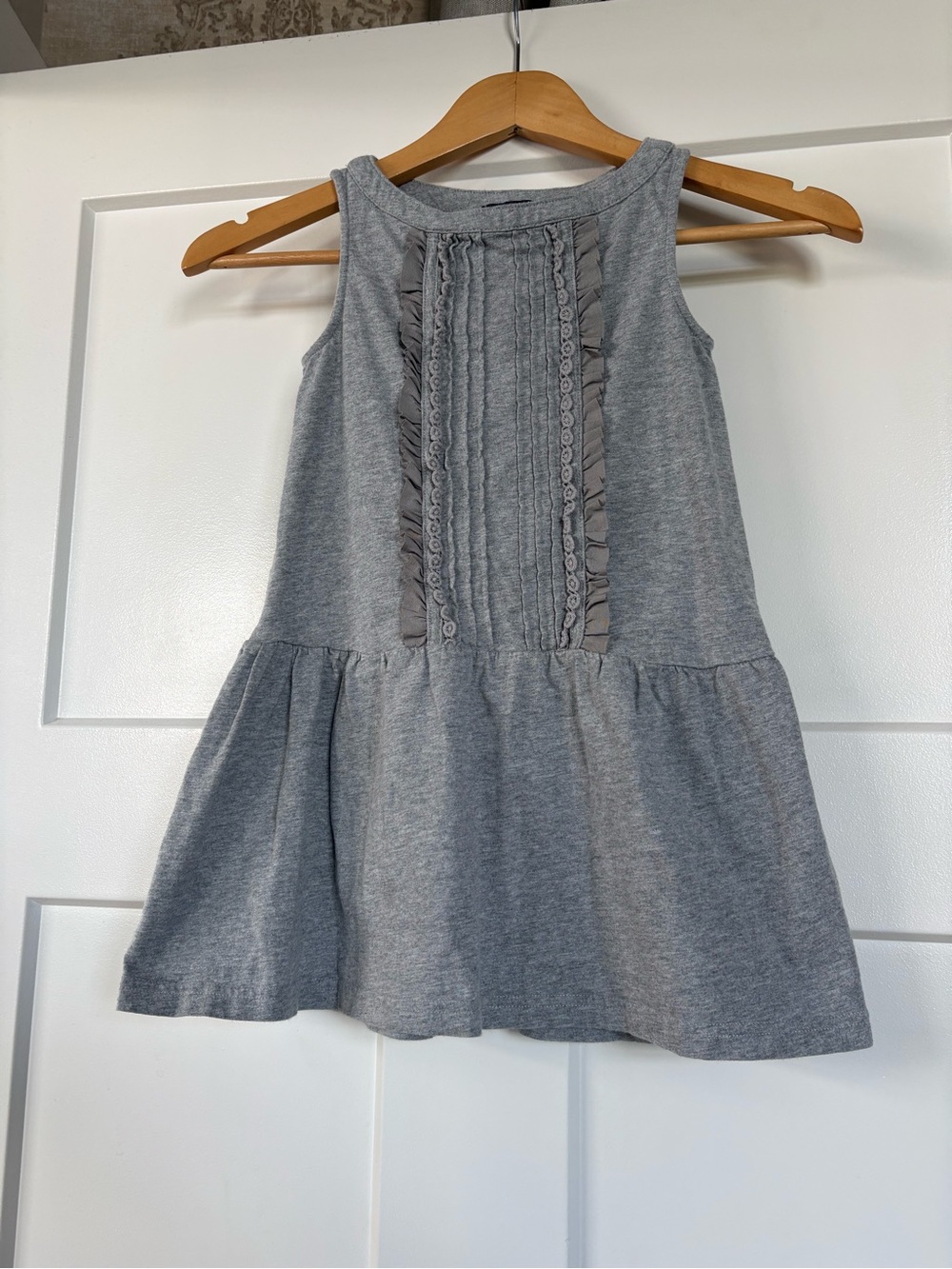 Gap Girls ' Grey Ruffle Front Sleeveless Dress Size 4-5 - Picture 1 of 6